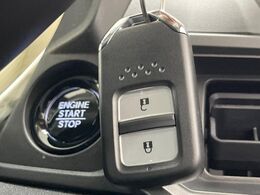 【Hondaスマートキー】カバンやポケットに入れたままでもドアの施錠・解錠が可能なスマートキーを装備。エンジンのオン・オフ時もカギを取り出す必要が無いからとっても便利です♪