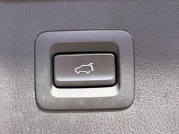 【パワーバックドア】スマートキーや運転席のボタンを押すだけでリアゲートが自動で開閉します！荷物を持っている時や、高い位置にあるバックドアを閉める際に便利な機能です♪