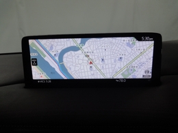 メーカー純正装着のマツダコネクトはスマートフォンとのBluetooth接続によってインターネットラジオの視聴、ハンズフリー通話、ナビゲーションなどの機能を搭載しています。