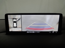 360°ビュー装備です。狭い場所での車庫入れや切り替えしの時など目で見て確認できるので便利ですね。