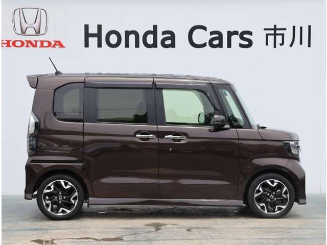 後ろが両側スライドドア(両側とも電動タイプ)です！スライドドアのお車ですと、狭いスペースでも乗り降りしやすいです。