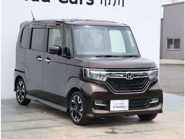 スマートキーなのでポケットやバッグから取り出さなくても、前席のドア・テールゲートのドアハンドルにあるボタンを押すだけで、手軽に施錠/解錠ができます！