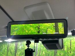 【デジタルルームミラー】後席の大きな荷物や同乗者で後方が確認しづらい時でも安心！カメラが撮影した車両後方の映像をルームミラー内に表示。クリアな視界で状況の確認が可能です！