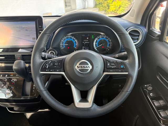 【ハンドル】ステアリングもきれいです。ステアリング表面のスレはございません。男性・女性問わずグリップ感がしっくりきますので、運転中のストレス軽減に繋がっています。