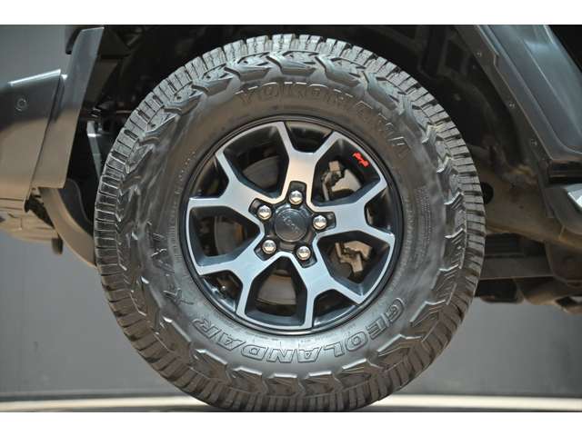 ルビコン専用純正AWでございます♪タイヤはYOKOHAMAジオランダーX-ATを装着しております♪