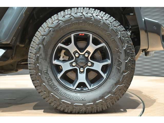 ルビコン専用純正AWでございます♪タイヤはYOKOHAMAジオランダーX-ATを装着しております♪