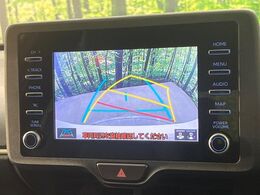 【バックカメラ】駐車時に後方がリアルタイム映像で確認できます。大型商業施設や立体駐車場での駐車時や、夜間のバック時に大活躍！運転スキルに関わらず、今や必須となった装備のひとつです！