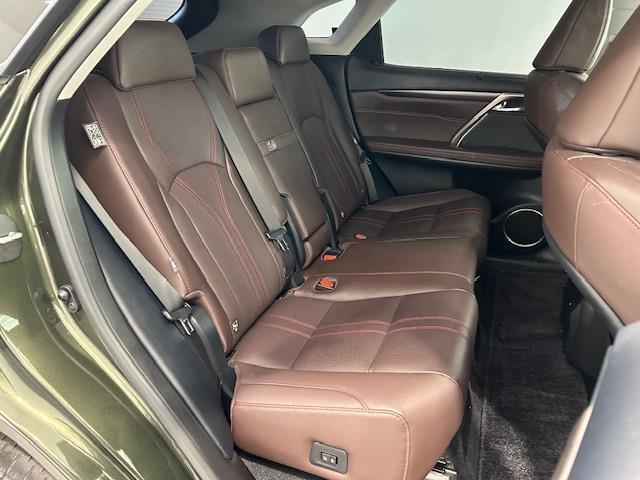 後部シートもとってもキレイでゆったりスペース！大人が並んで座っても余裕の広さです！