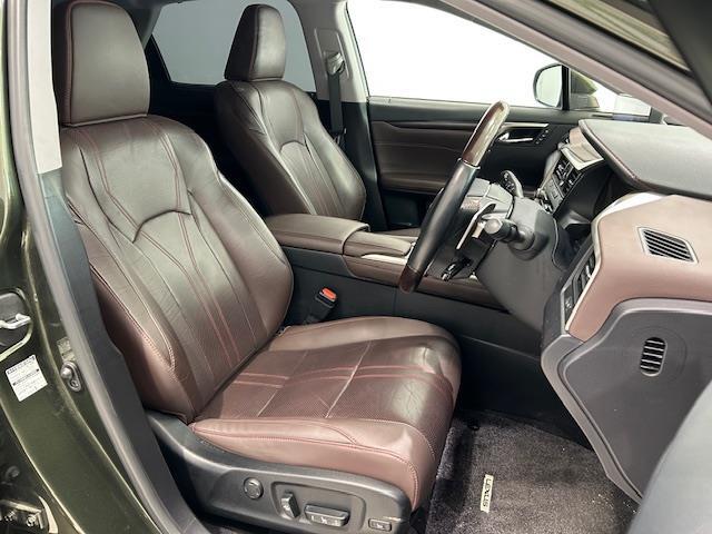 運転席のシートはきれいでゆったりしています。ゆったりとした空間で座り心地の良い椅子です。