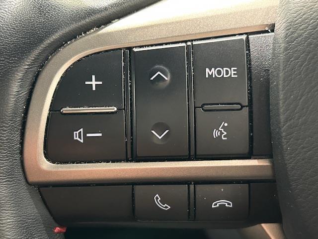 ステアリングスイッチを使うことで、「運転中電話に触れずに電話に出る」「カーオーディオを切り替える」「音量調節をする」といったハンズフリー操作を行うことができる。