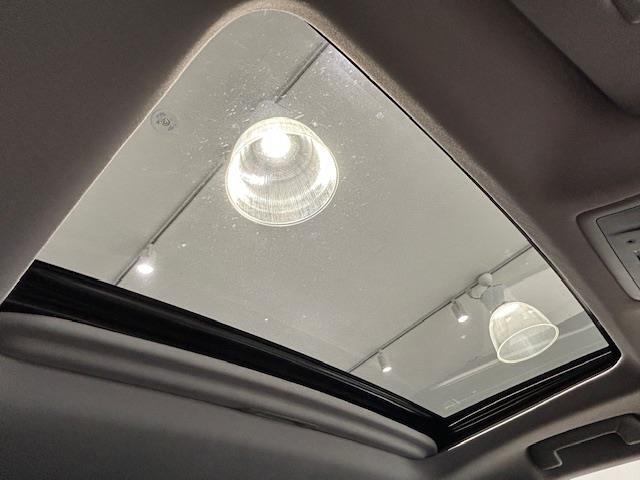 サンルーフは一部ルーフ部分を開けることができます。ボタン一つでで開閉を行えます！