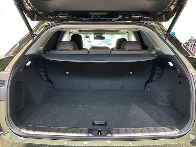 ラゲッジスペースとは、車内の荷物を積むためのスペースのことを指す。後部座席を押し倒すことができる車種の場合、座席を倒してラゲッジスペースを拡大することができる為、荷物の積載量を増やすことが可能である。