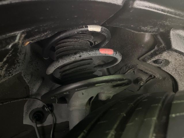 お車を安心してお乗りいただく為には、足回りの定期点検が欠かせません。サービスサポート（有償保証）では無料点検もご提供しており、安心のカーライフをお過ごしいただけるサポート体制が整っています。