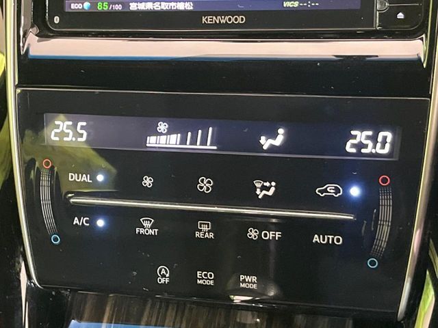 【左右独立型フルオートエアコン】運転席と助手席でそれぞれお好みの温度に設定可能。同乗者にも配慮した、快適な空調をお届け致します。