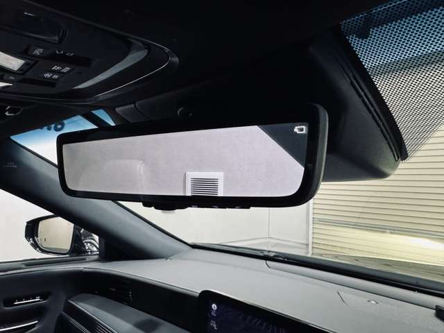 デジタルインナーミラーは車両後方カメラの映像をワイドミラーのディスプレイに表示することで、後席の乗員やヘッドレストに遮られることなく、電動サンシェード（リヤウインドゥ）使用時にも後方の安全確認が可能。