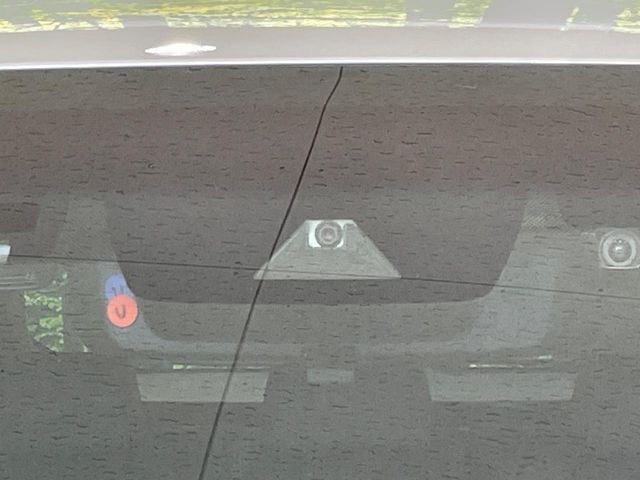 【トヨタセーフティセンス】走行中に前方の車両等を認識し、衝突しそうな時は警報とブレーキで衝突回避と被害軽減をアシスト。より安全にドライブをお楽しみいただけます。
