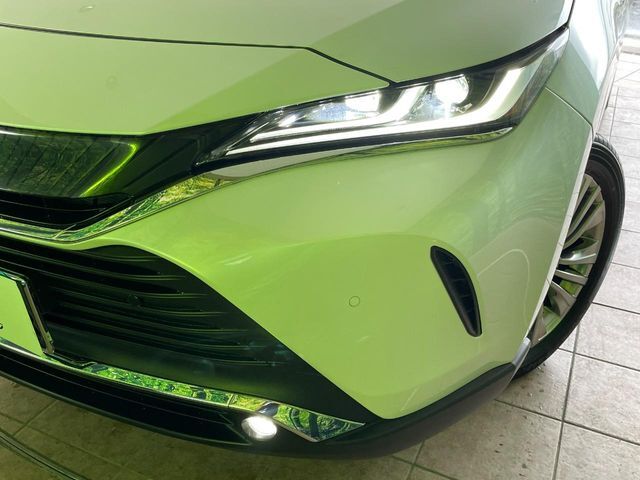 【LEDヘッドライト】悪天候や夜間走行時も良好な視界を確保し安心して運転できる高輝度LEDヘッドライトを装備！点灯速度が早く、消費電力も抑えられています。