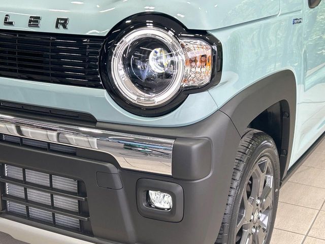 【LEDヘッドライト】悪天候や夜間走行時も良好な視界を確保し安心して運転できる高輝度LEDヘッドライトを装備！点灯速度が早く、消費電力も抑えられています。