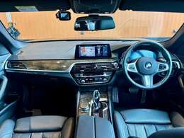 全体を俯瞰してみるとよく分かる、細部までこだわったデザインです！ドライバーの運転姿勢にもこだわっていることがよく分かります！
