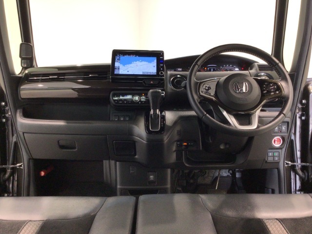 【前方視界】開放的な前方視界！運転がしやすく疲れにくいです♪窓が大きく、見通しがとっても良いおクルマですよ♪