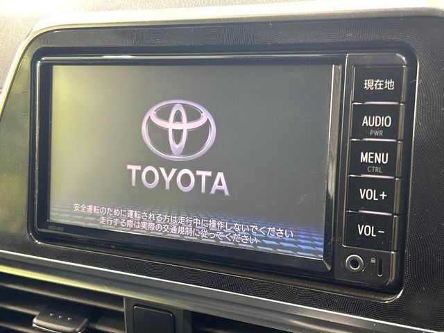 【純正ナビ】人気の純正ナビを装備しております。ナビの使いやすさはもちろん、オーディオ機能も充実！キャンプや旅行はもちろん、通勤や買い物など普段のドライブも楽しくなるはず♪