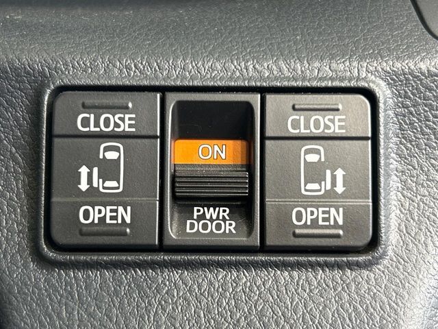 【両側パワースライドドア】スマートキーや運転席のスイッチで後席両側スライドドアの開閉が可能♪電動だから力を入れてドアを開ける必要が無く、小さなお子様でも簡単に開け閉めでき快適です♪