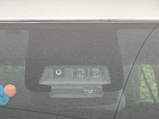 【プリクラッシュセーフティ】前方の車両等を検知し、衝突しそうな時は警報で注意を促し、ブレーキを踏む力をサポート。ブレーキを踏めなかった場合は衝突被害軽減ブレーキが作動、衝突回避をサポートします。