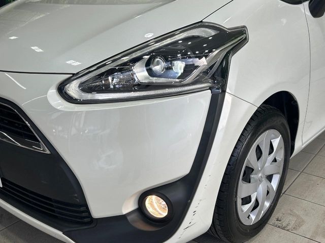 【LEDヘッドライト】悪天候や夜間走行時も良好な視界を確保し安心して運転できる高輝度LEDヘッドライトを装備！点灯速度が早く、消費電力も抑えられています。