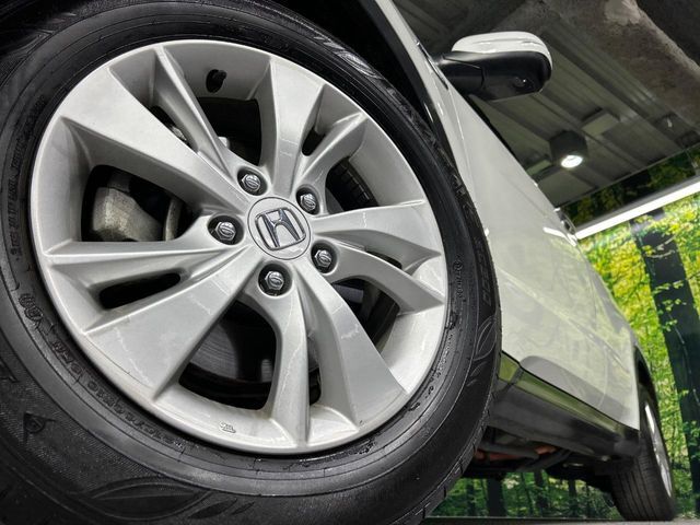 【純正16インチアルミホイール】外観にマッチした純正アルミホイールを装着しております。各種社外アルミホイールや、スタッドレスタイヤも取扱いしております。是非ご相談ください♪