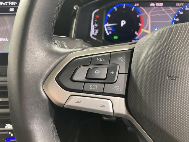 ◆クルーズコントロールにレーダーセンサーを組み合わせ、先行車を測定し設定されたスピードを上限に自動で加減速を行います。一定の車間距離を維持することで、長距離走行でのドライバーの疲労を低減させます。