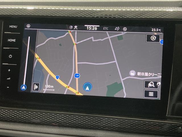 タッチスクリーンを採用。従来のナビゲーションシステムの域を超える、車両を総合的に管理するインフォテイメントシステムです。