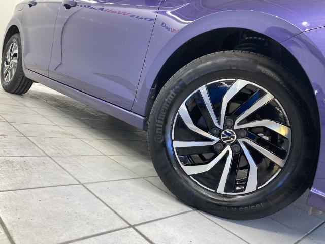 ◆純正アルミ◆『こだわりを持ってモデル別にデザインされています。足元のデザインはクルマの印象を大きく変えますが、グレードのイメージに合うように考えられております。』