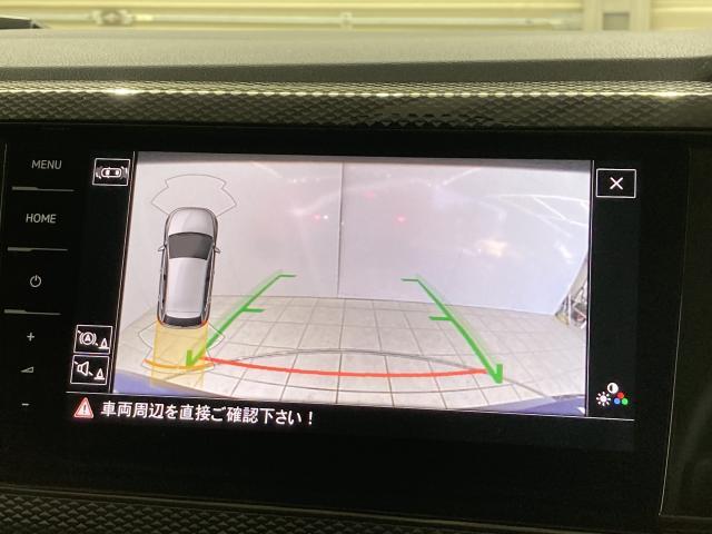 ギアをリバースに入れると車両後方の映像を映し出します。画面にはガイドラインが表示され、車庫入れや縦列駐車などの際に安全確認をサポートします。