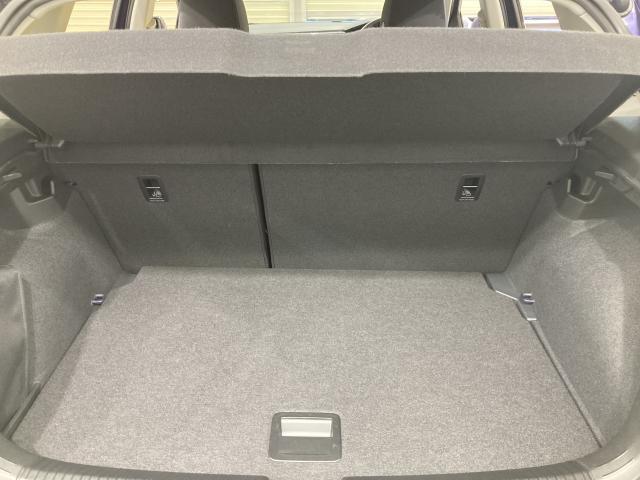 ●すっきりとした見た目のスクエア形状のラゲッジスペースです。また荷物が多い時、急なお買いものの際にもリヤシートを倒していただくことにより十分なスペースを確保できます。