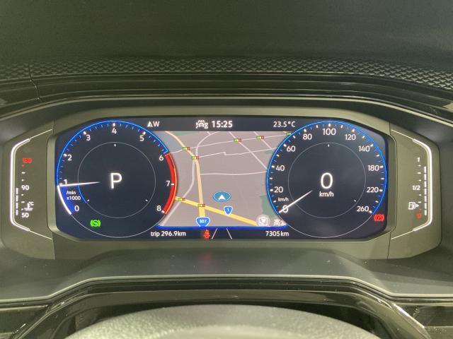 高解像度ディスプレイに速度計とタコメーターに加え、数種類のモードからお好みに合わせたグラフィックを表示できます。ナビゲーションモードでは左右のメーターが小さくなり、中央にマップを大きく表示します。