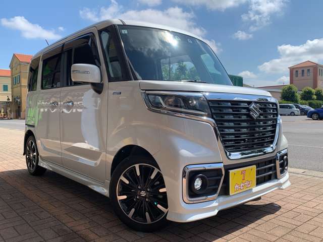 国道沿いの入り口から入っていただき、左に曲がって道なりに進むと黄色い旗が目印の当店があります！