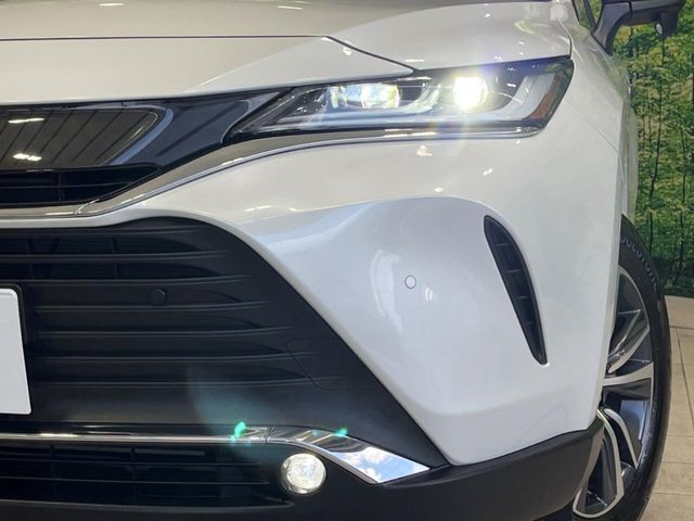 【LEDヘッドライト】悪天候や夜間走行時も良好な視界を確保し安心して運転できる高輝度LEDヘッドライトを装備！点灯速度が早く、消費電力も抑えられています。