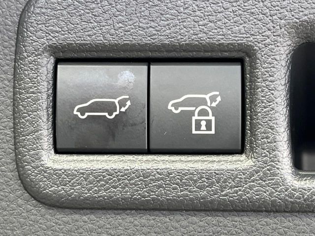 【パワーバックドア】スマートキーや運転席のボタンを押すだけでリアゲートが自動で開閉します！荷物を持っている時や、高い位置にあるバックドアを閉める際に便利な機能です♪