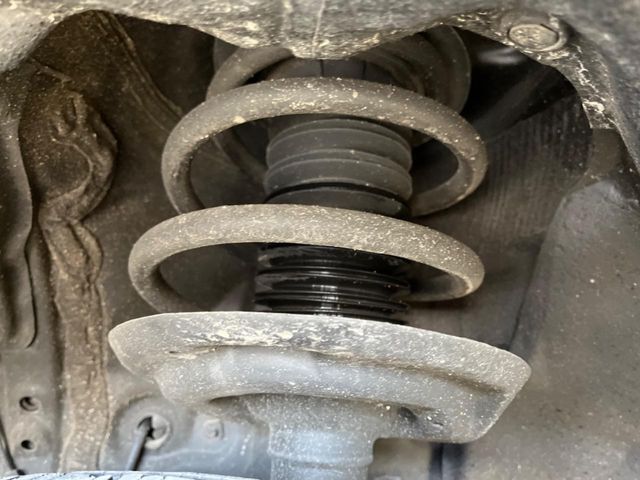 お車を安心してお乗りいただく為には、足回りの定期点検が欠かせません。サービスサポート（有償保証）では無料点検もご提供しており、安心のカーライフをお過ごしいただけるサポート体制が整っています。