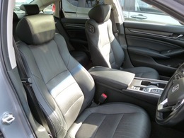 【本革シート】レザーインテリア仕様！禁煙使用で内装もキレイです(^^♪シートヒーター！ドライビングポジションメモリー付！