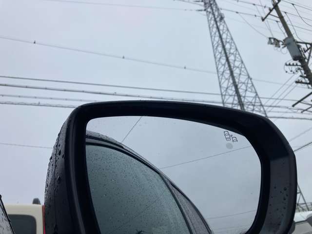 車線変更時に死角をカバーしてくれる、ブラインドスポットモニターが装備されております。特に高速道路を走行時にはあってよかったと思える装備です。