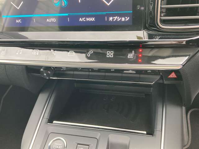 左右独立した温度設定のオートエアコンです。運転手だけでなく同乗者にも快適な環境をご用意します。