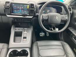 運転席及びインパネ付近の画像を掲載いたします。見える範囲の内装にはシミ・汚れなども見当たらず、非常に状態の良い車両です。