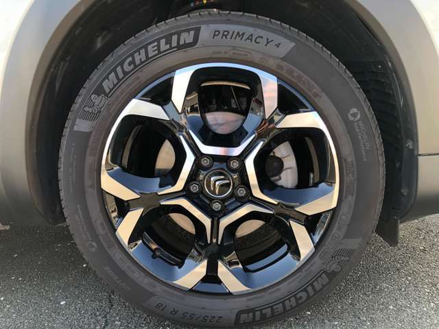 純正ホイールが装着されております。車両デザインともマッチした、バランスの良いホイールです。