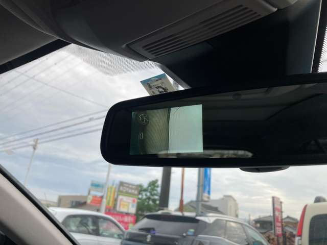 あると便利なサイドアンダーカメラが装着されております。駐車時には非常にお奨めの装備です。