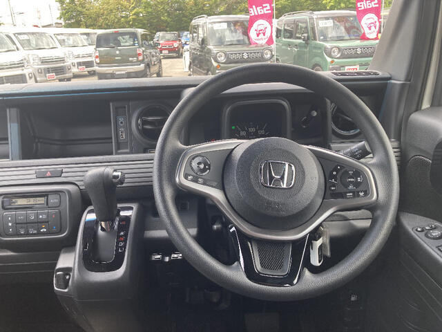 ●仕入れ段階で徹底したチェックを行い、厳しい審査にパスした車だけを展示・販売しています。弊社ではこれをプロチェックと呼び、数十の独自チェック項目に基づき、車の状態を調べ上げています。