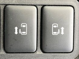 【両側パワースライドドア】スマートキーや運転席のスイッチで後席両側スライドドアの開閉が可能♪電動だから力を入れてドアを開ける必要が無く、小さなお子様でも簡単に開け閉めでき快適です♪