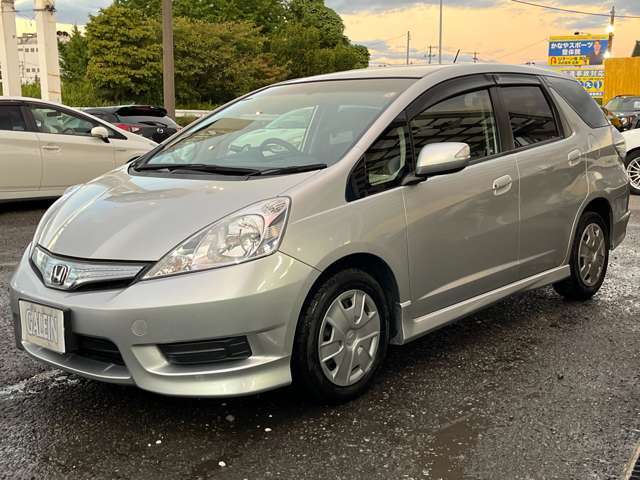 プライバシーガラスになっておりますので車内や荷物などが見えずらくなっております♪プライベート空間を守ることができ、外からの光も防ぐ効果もございますのでバックする際にも光が反射せず安全に行えます♪