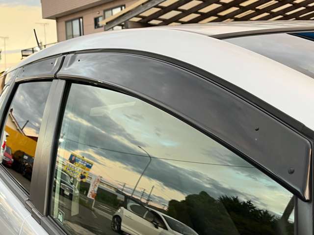 純正のドアバイザー装備なのでフィッティングもOK♪雨の日でも濡れずに室内の換気が行えます♪ついていると便利ですね♪急なお乗り換えの際もご契約からご納車までスピーディに対応させて頂きます♪