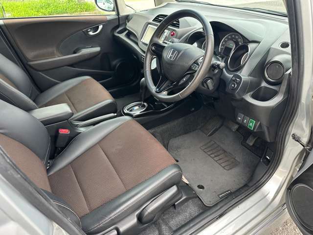 運転席のシートも目立つようなシミや汚れなどもなくキレイな状態です♪足元も広々としておりますのでゆったり乗れます♪